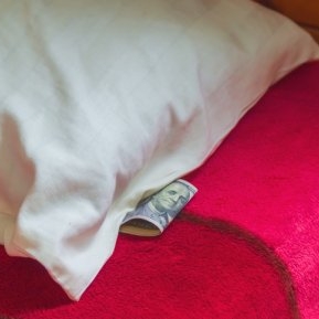 Ce să pui sub pernă când dormi ca să te îmbogățești